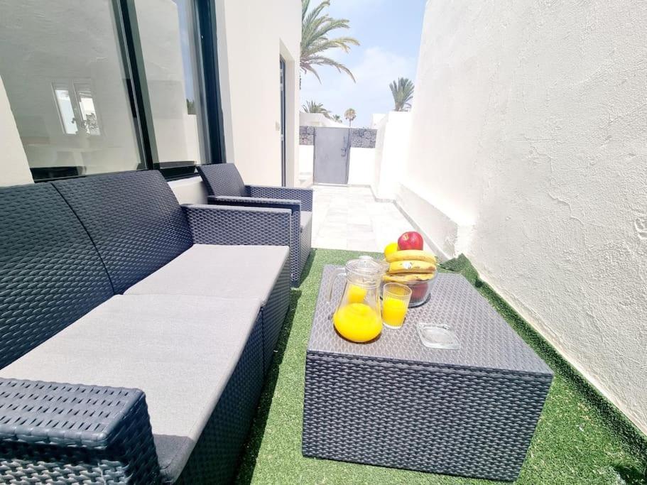Pequeno Bungalow Firt Line Of The Sea Costa Teguise Εξωτερικό φωτογραφία